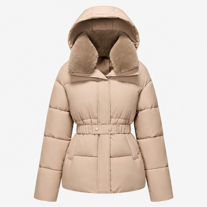 Parka femme courte beige, col en fausse fourrure, capuche et ceinture, vue de face studio