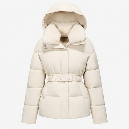 Parka femme courte écru, col en fausse fourrure, capuche et ceinture, vue de face studio