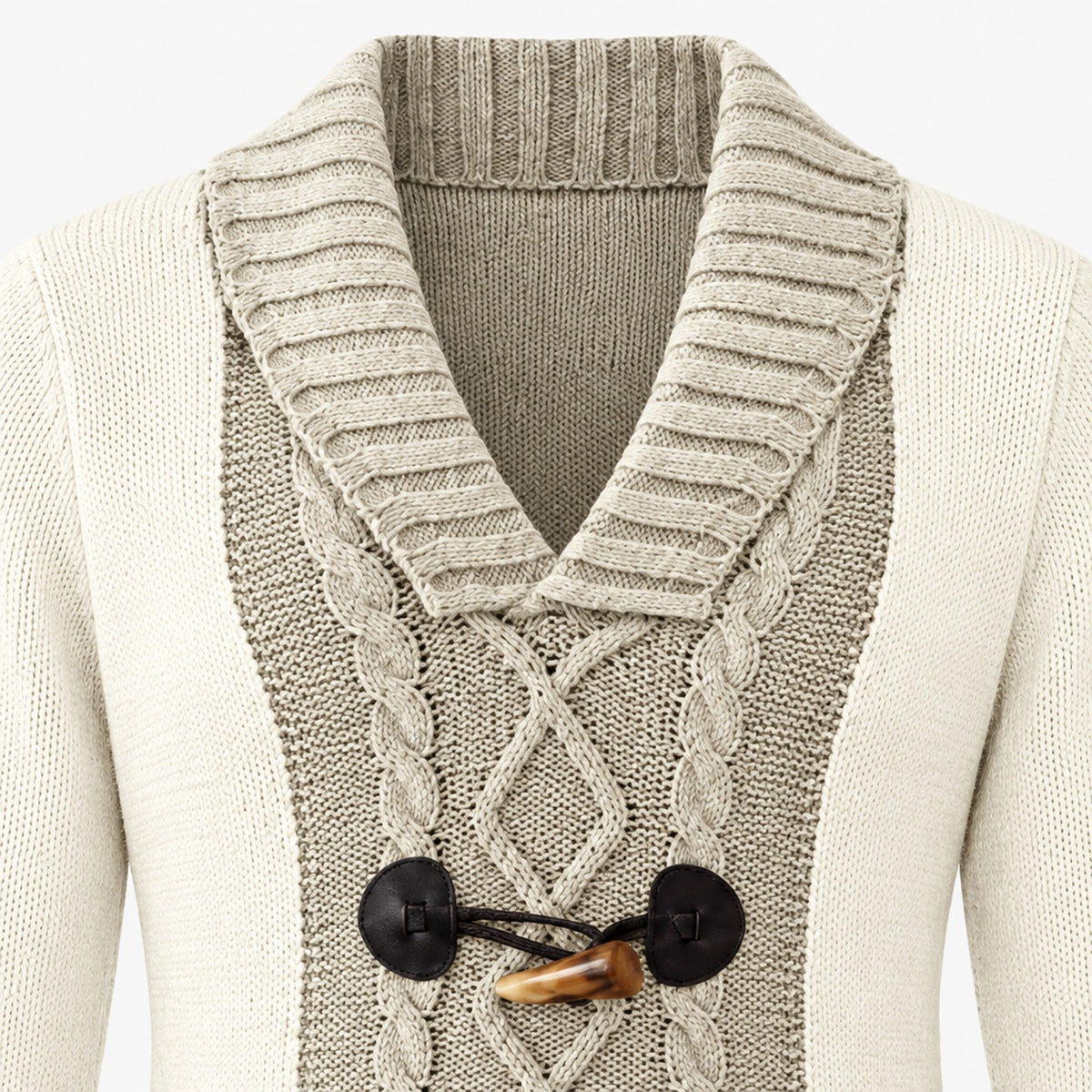 Gros plan sur le col boutonné et la maille patchwork du pull bicolore beige
