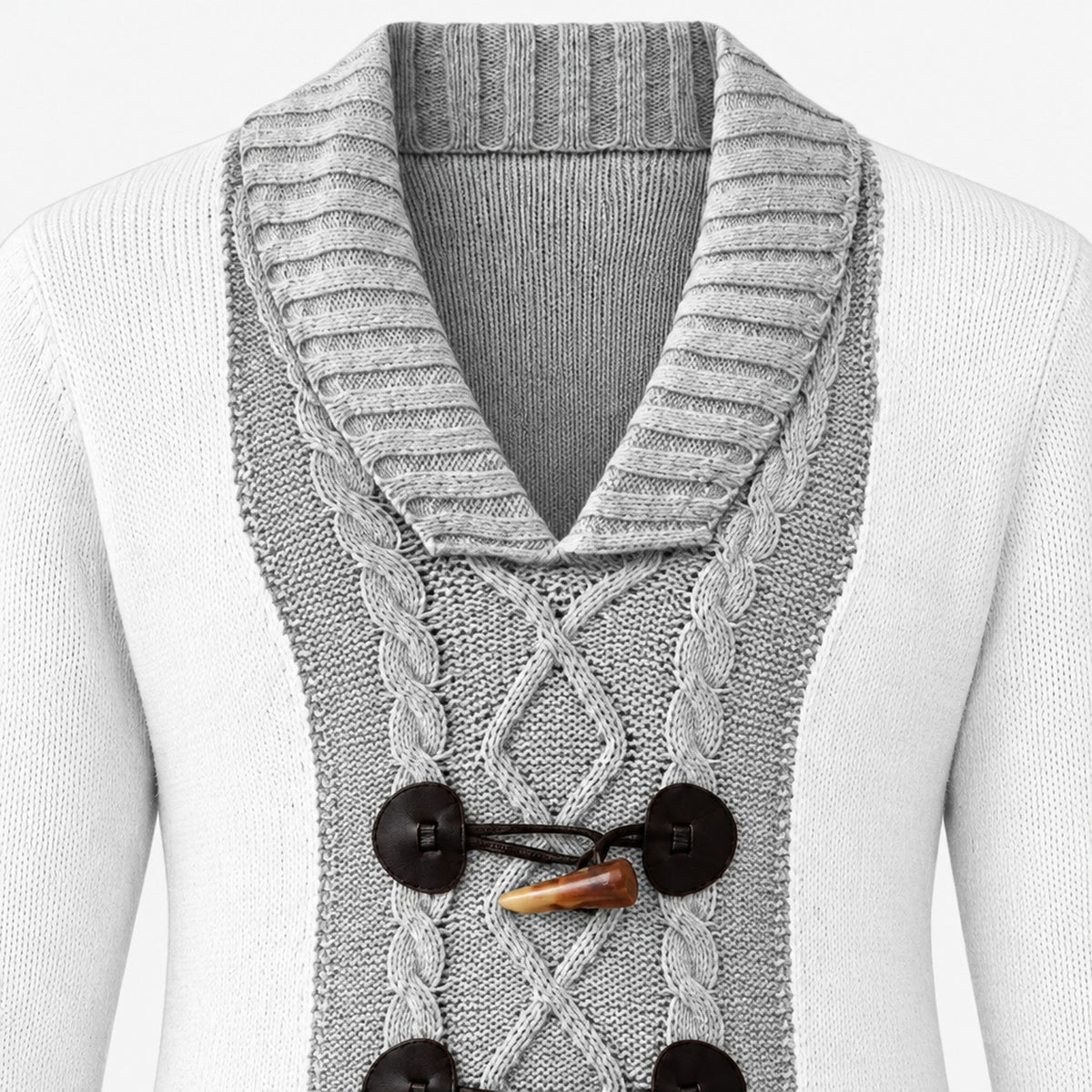 Gros plan sur le col boutonné et la maille patchwork du pull bicolore gris clair