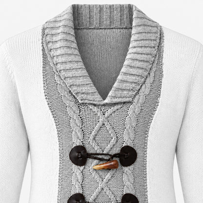 Gros plan sur le col boutonné et la maille patchwork du pull bicolore gris clair