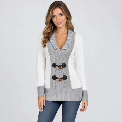 Modèle portant le pull col boutonné patchwork bicolore gris clair, photo studio