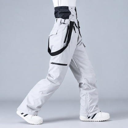Pantalon de snowboard unisexe gris, vue de profil montrant les bretelles et les poches cargo