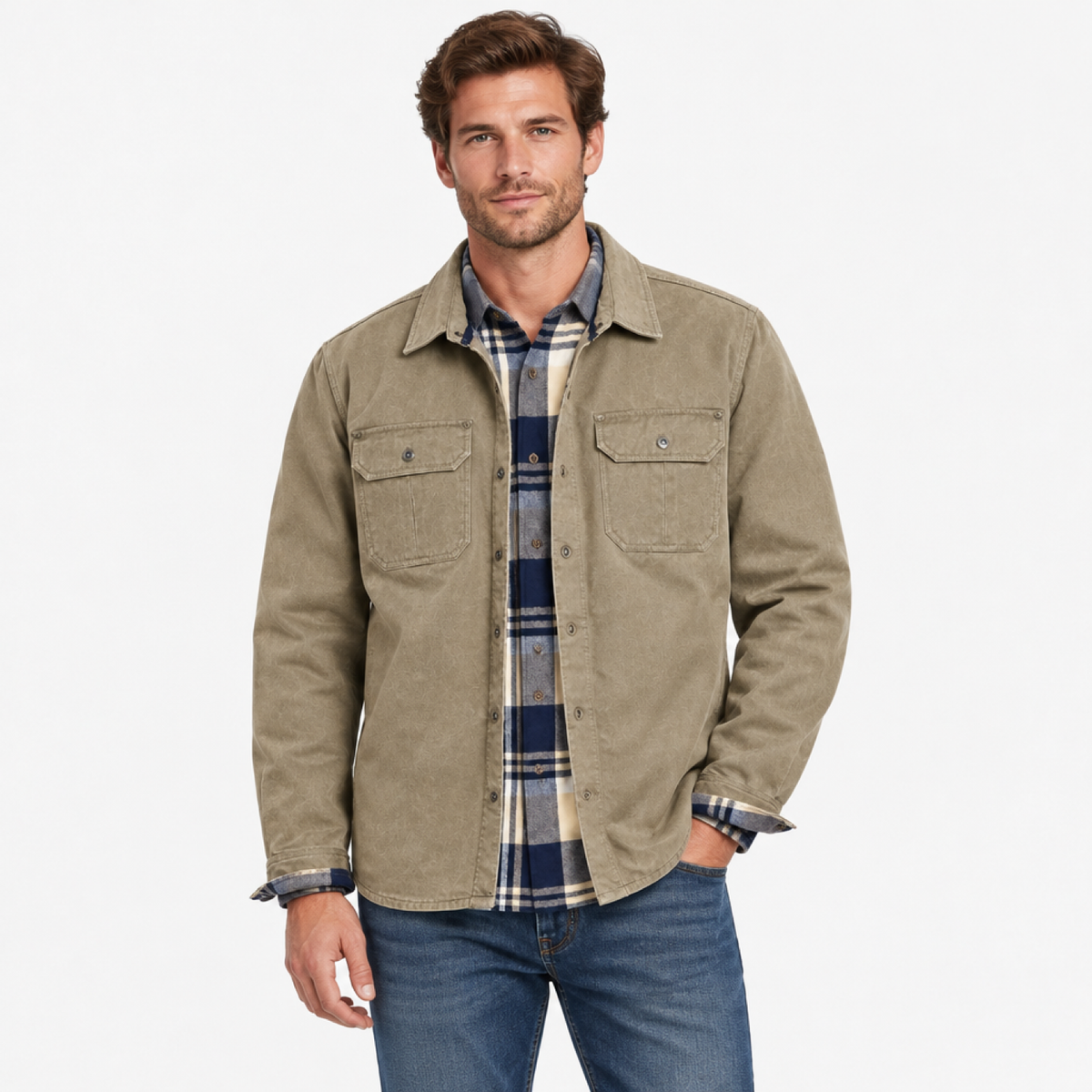 Veste trucker homme en tissu ciré beige, portée par un modèle, photo studio