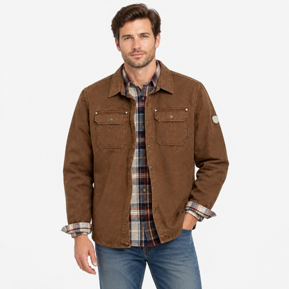 Veste trucker homme en tissu ciré brun, portée par un modèle, photo studio