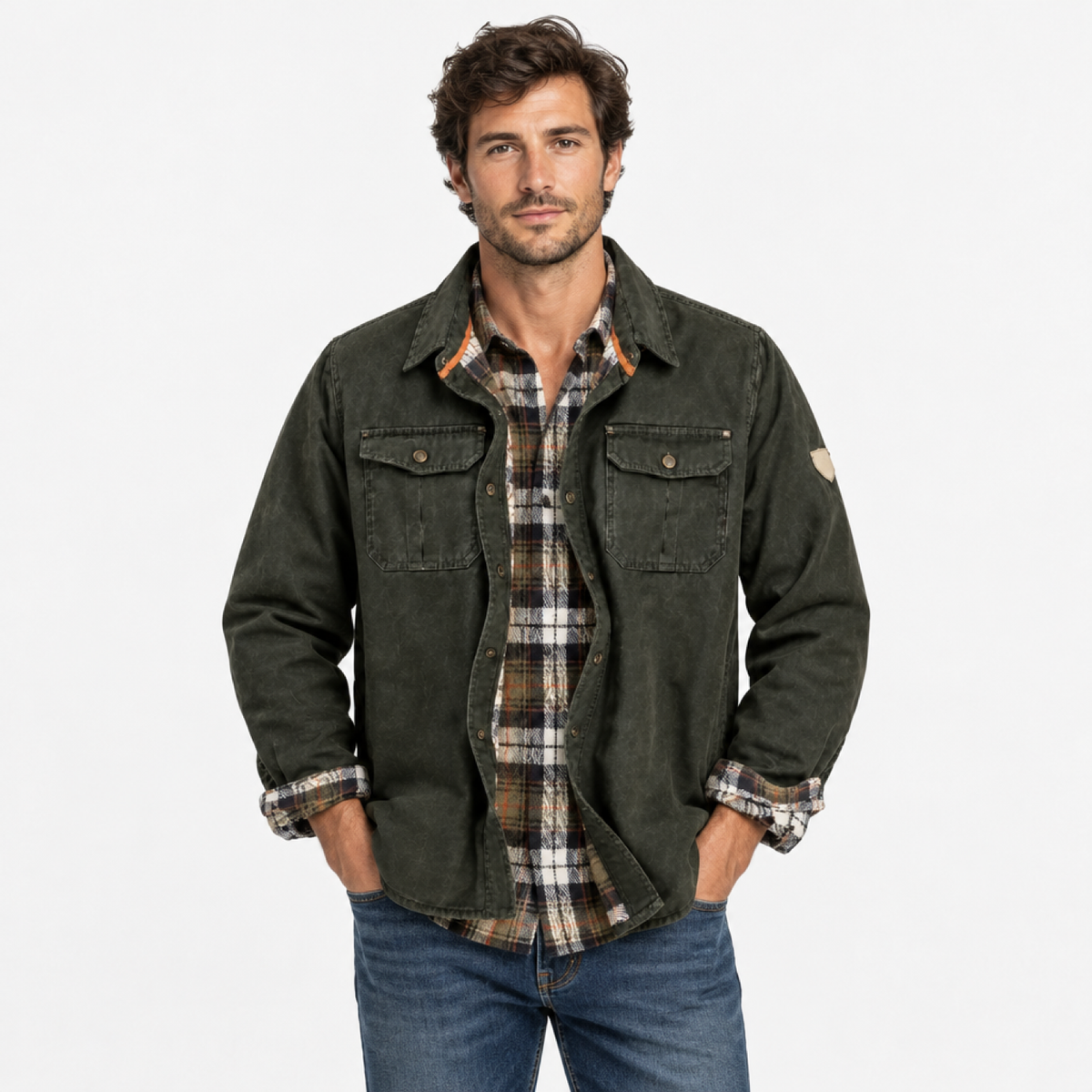 Veste trucker homme en tissu ciré vert, portée par un modèle, photo studio