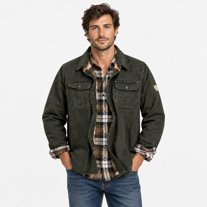 Veste trucker homme en tissu ciré vert, portée par un modèle, photo studio