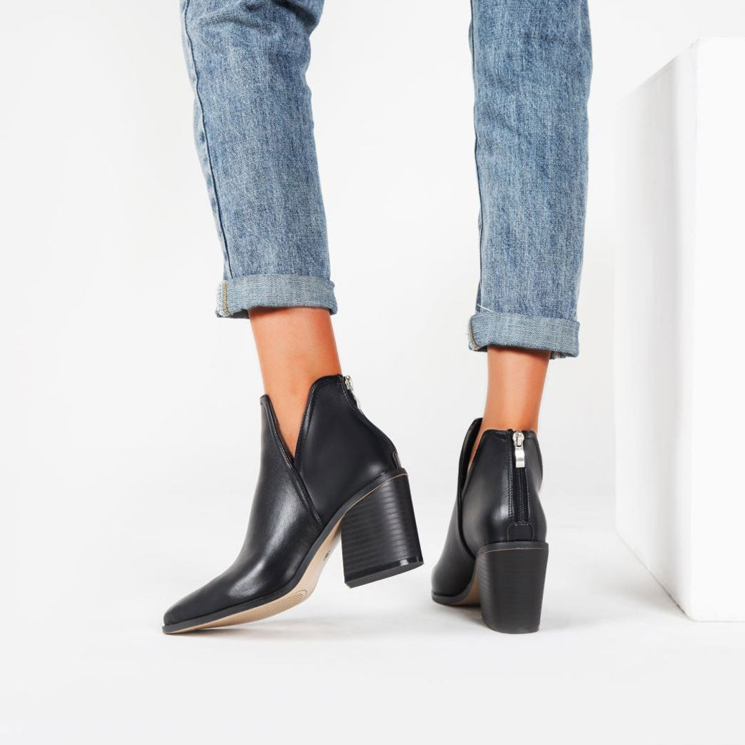 bottines femme aspect cuir noires, détail du talon carré