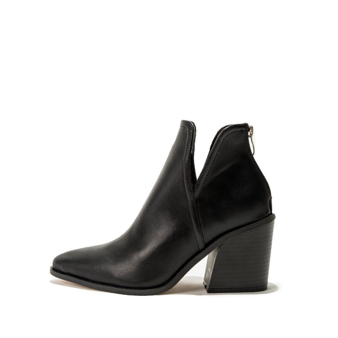bottines femme aspect cuir noires, détail du bout pointu
