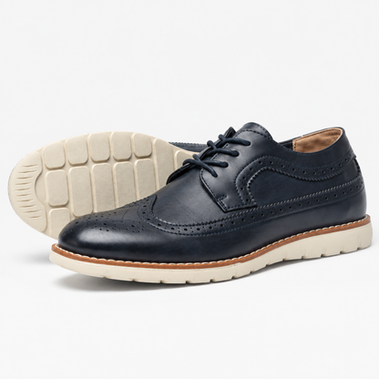 Chaussures Richelieu homme en cuir bleu marine à bout golf, vue de trois quarts avec semelle beige