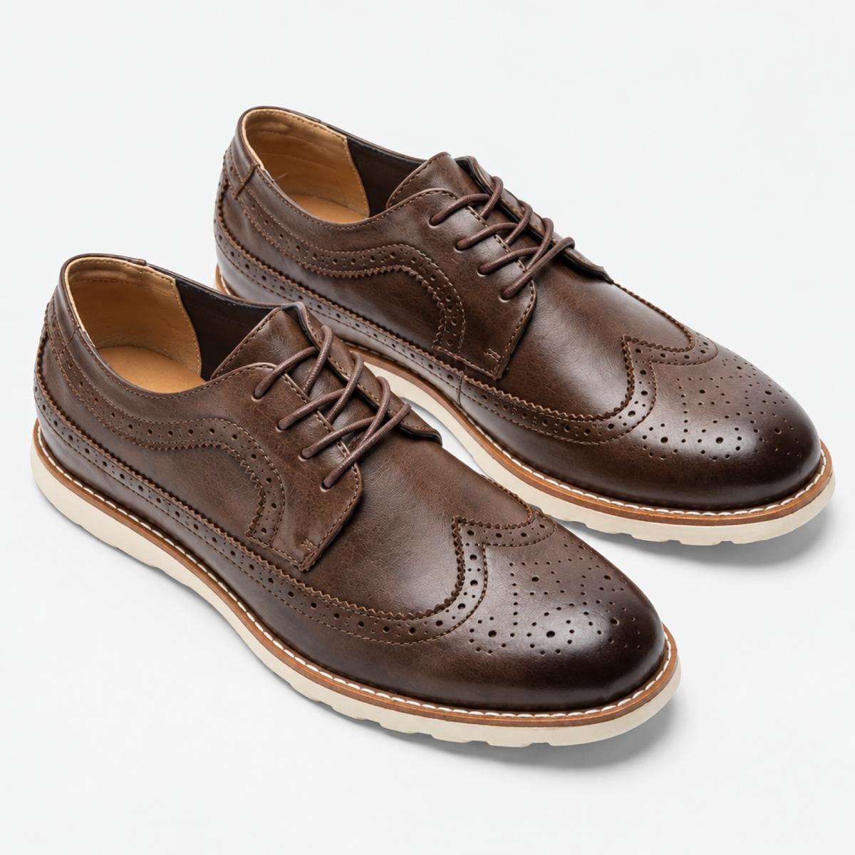 Paire de chaussures Richelieu marron en cuir vue de trois quarts, laçage croisé et coutures apparentes