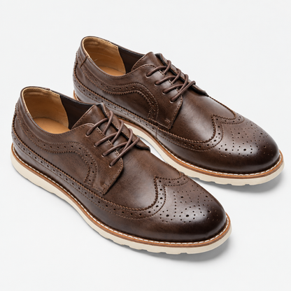 Paire de chaussures Richelieu marron en cuir vue de trois quarts, laçage croisé et coutures apparentes