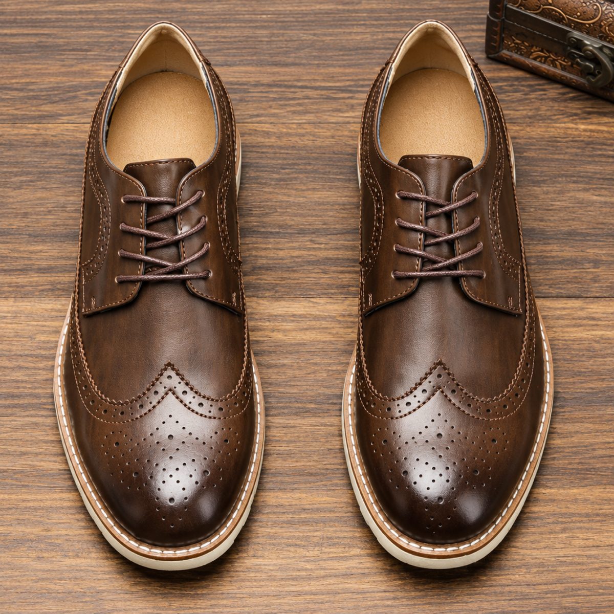 Chaussures Richelieu marron vues de dessus, laçage croisé et finition brogue sur l'empeigne