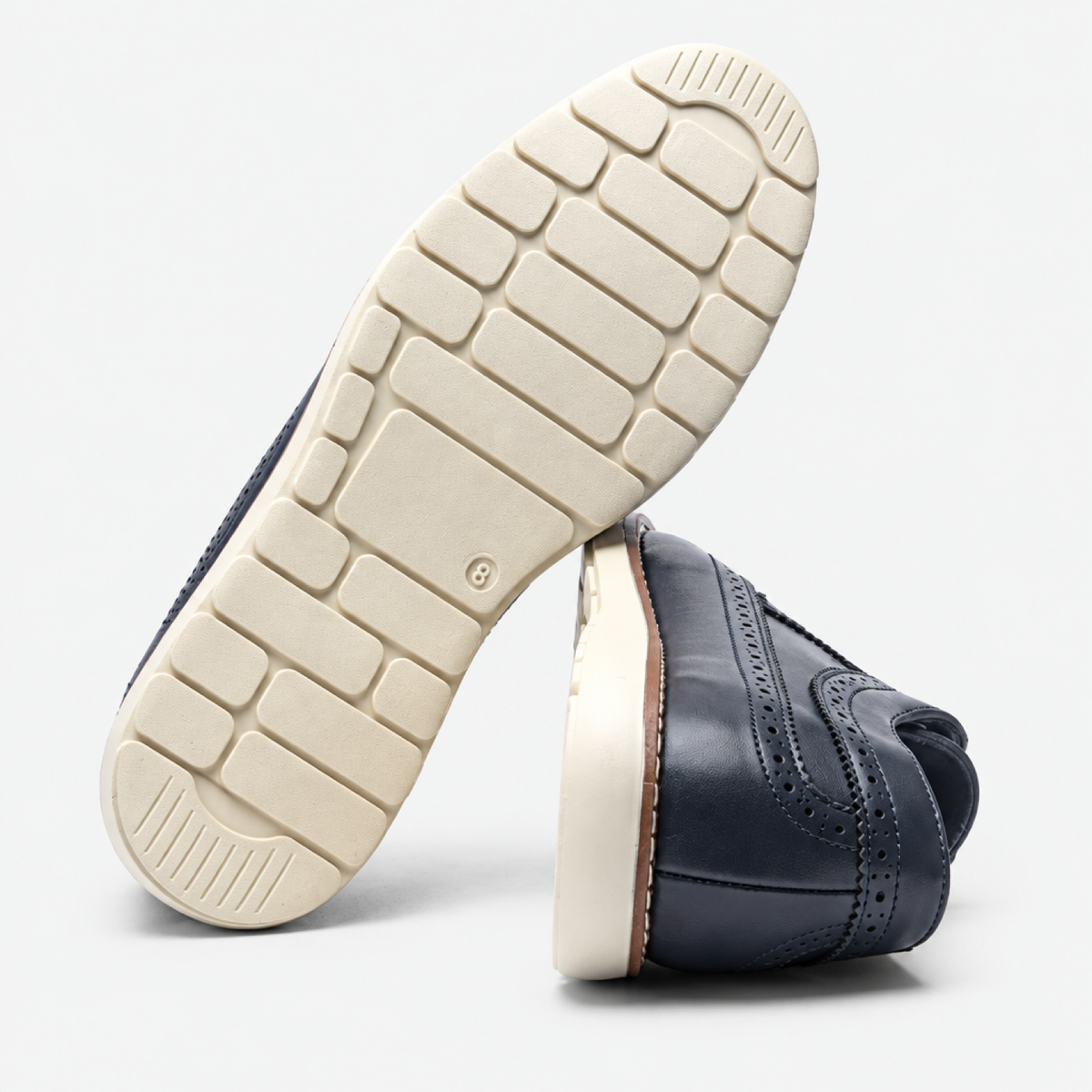Semelle extérieure crantée beige des chaussures Richelieu bleu marine, vue du talon et de la semelle antidérapante