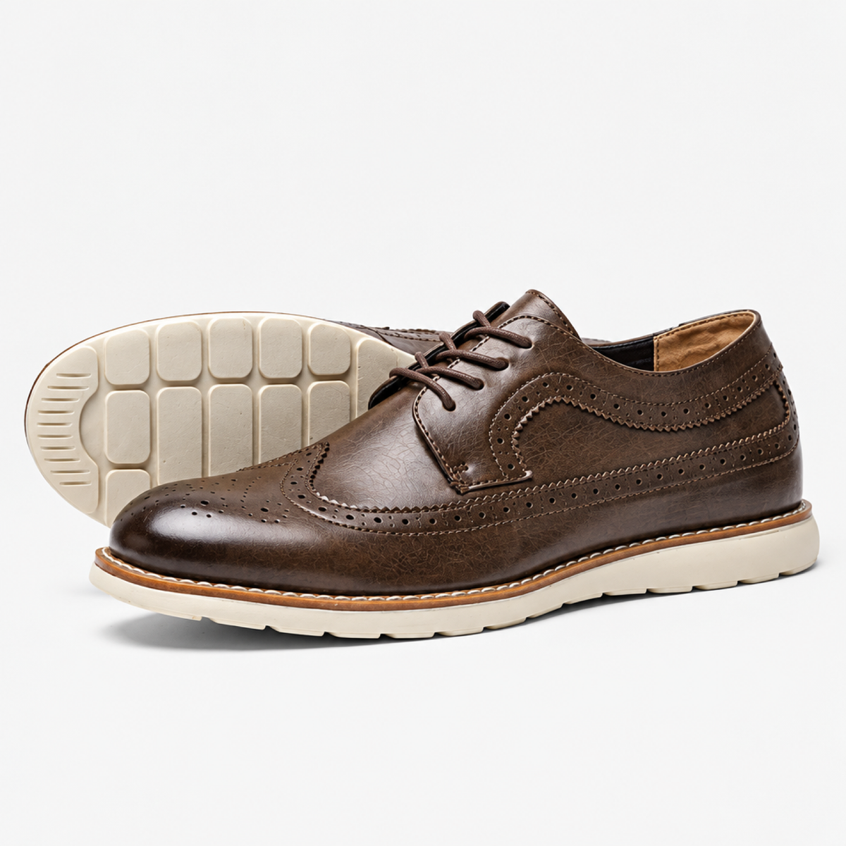 Chaussures Richelieu homme en cuir marron à bout golf, vue de trois quarts avec semelle extérieure beige