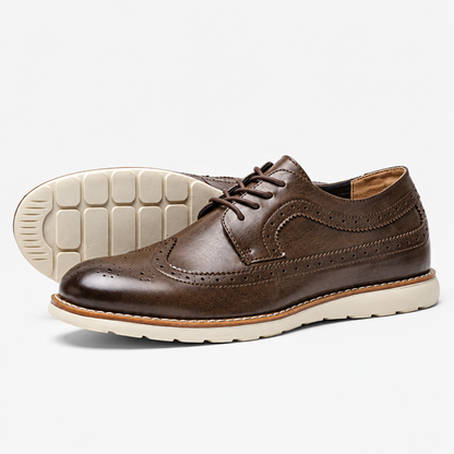 Chaussures Richelieu homme en cuir marron à bout golf, vue de trois quarts avec semelle extérieure beige