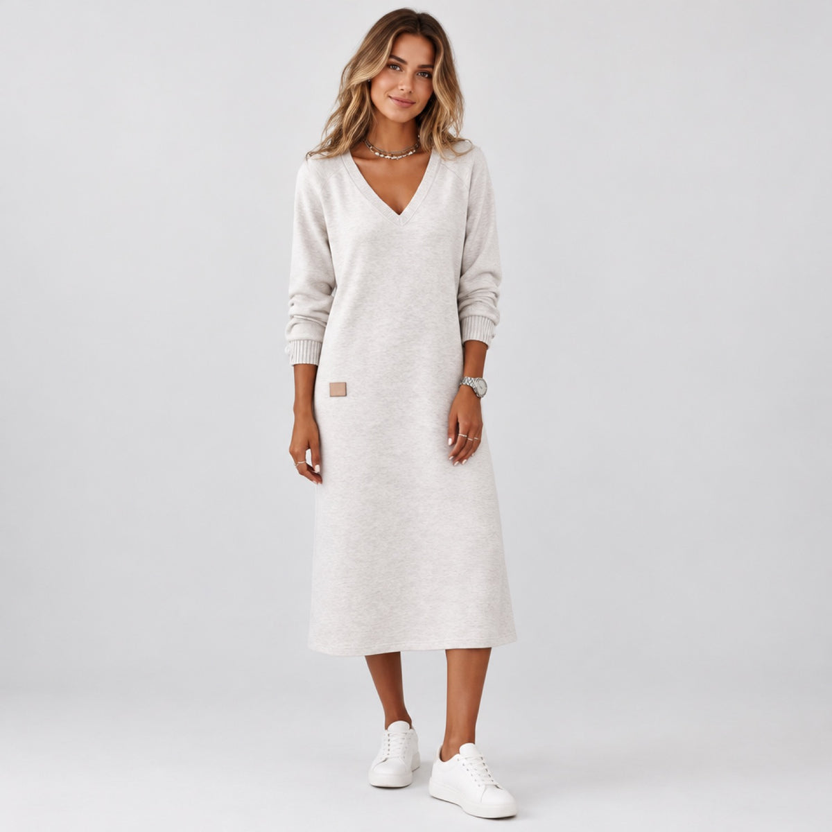 femme portant la robe blanc col v manches longues, vue de pied en pied