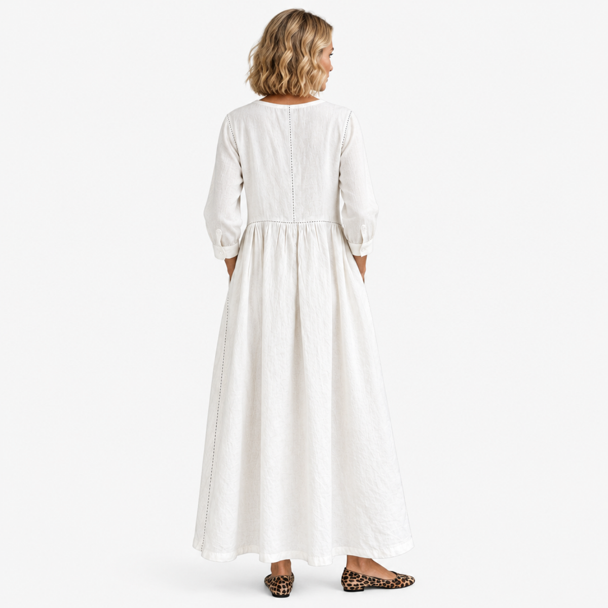Robe longue en denim vintage blanc, vue de dos en studio