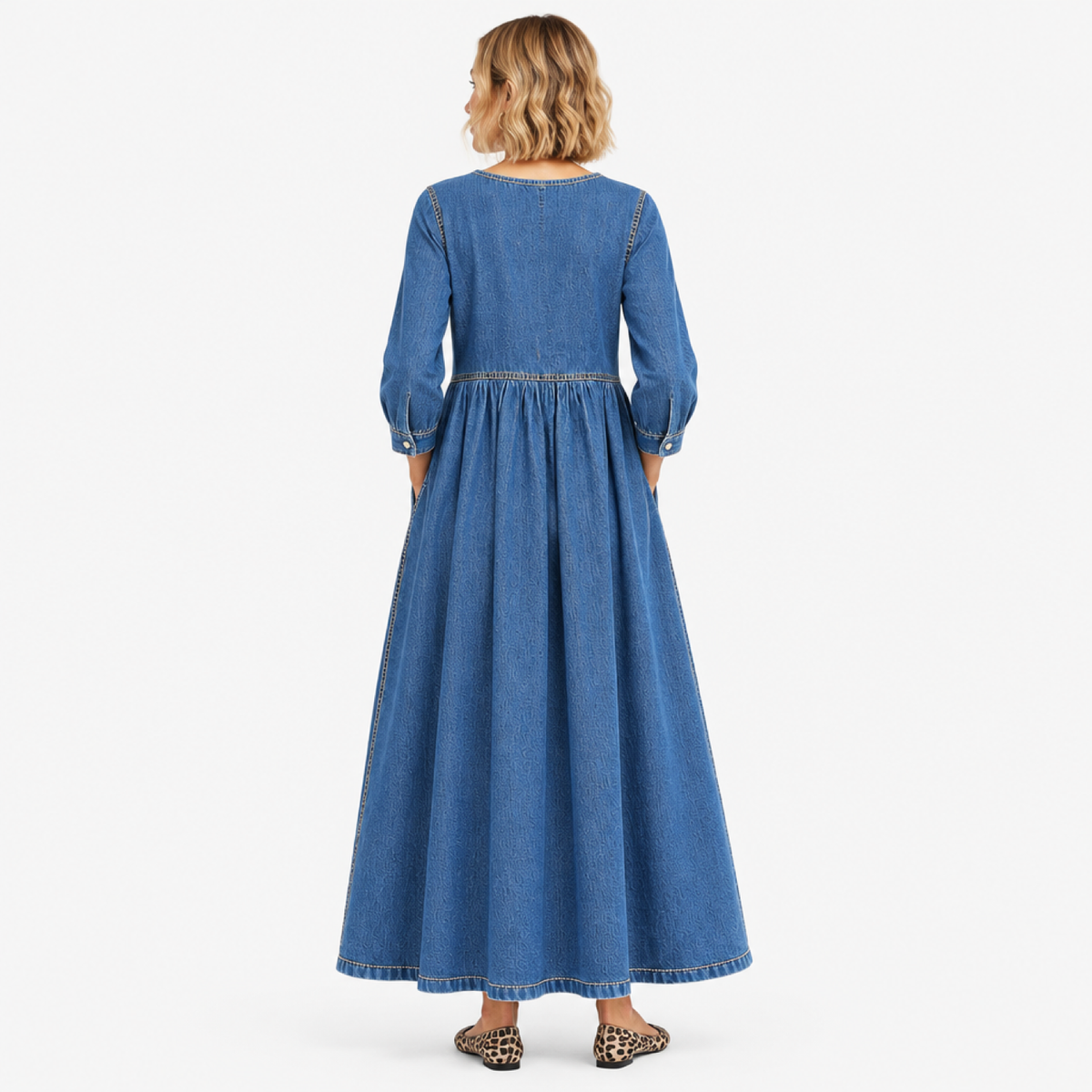 Robe longue en denim vintage bleu, vue de dos en studio