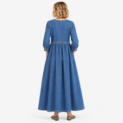 Robe longue en denim vintage bleu, vue de dos en studio