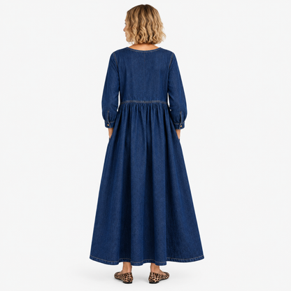 Robe longue en denim vintage bleu marine, vue de dos en studio