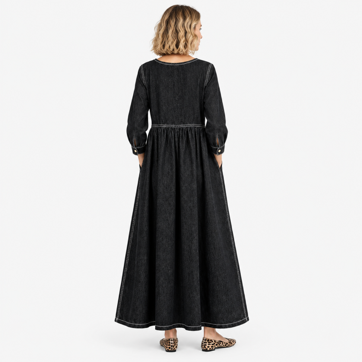 Robe longue en denim vintage noir, vue de dos en studio