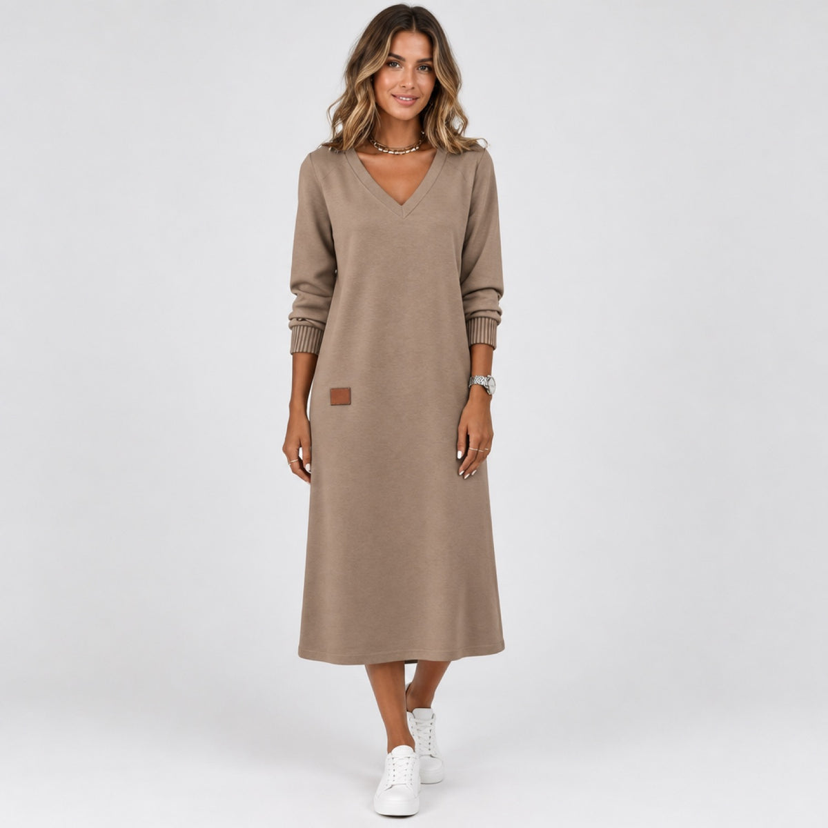 femme portant la robe marron col v manches longues, vue de pied en pied