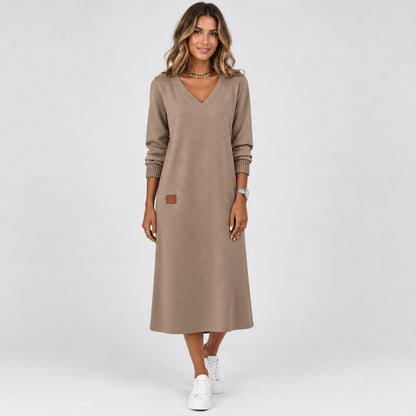 femme portant la robe marron col v manches longues, vue de pied en pied