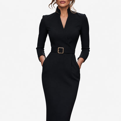 Robe midi noire col V et ceinture à boucle dorée portée de face