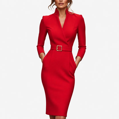 Robe midi rouge col V avec ceinture et poches portée de face