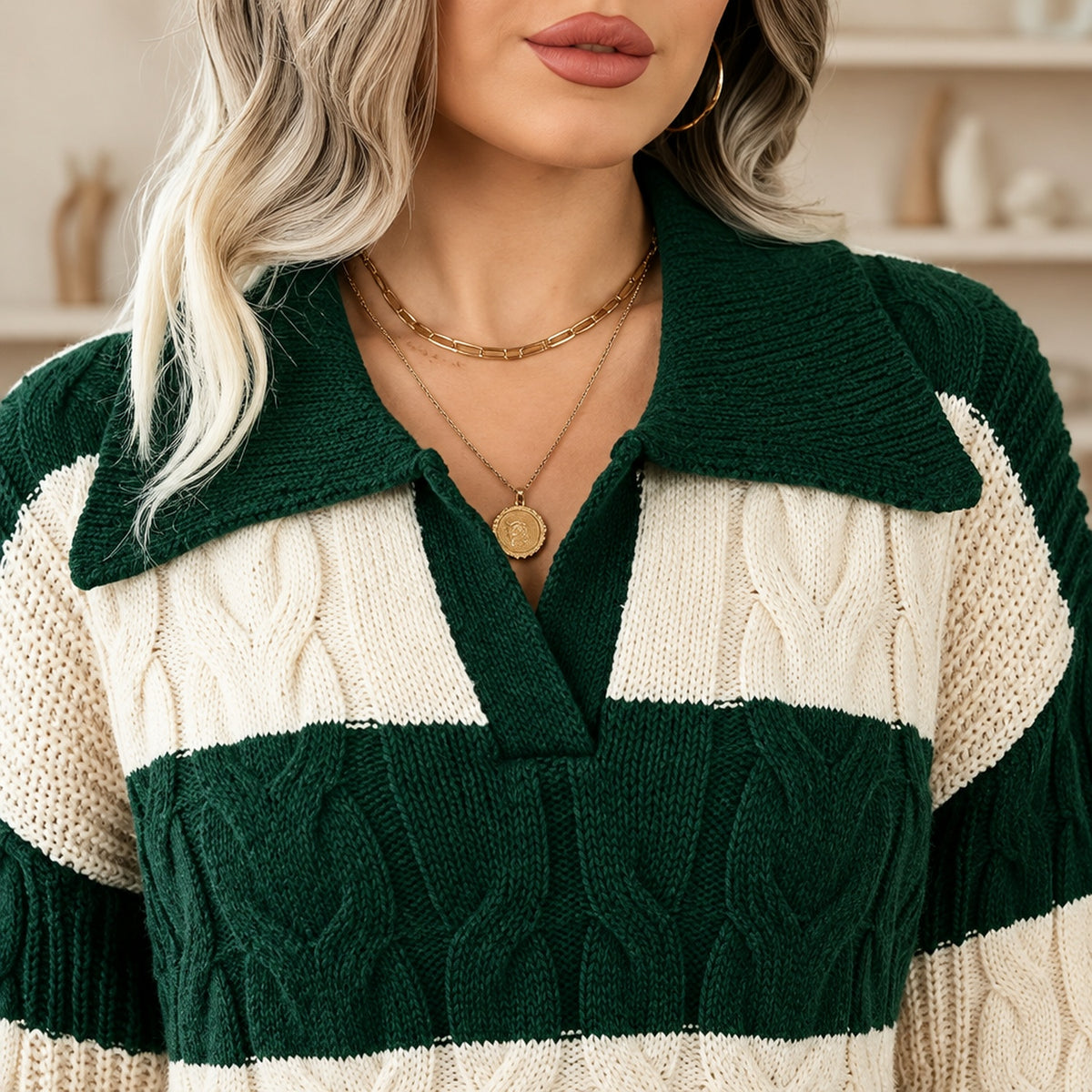 Gros plan sur le col polo et la maille torsadée rayée de la robe pull maternité