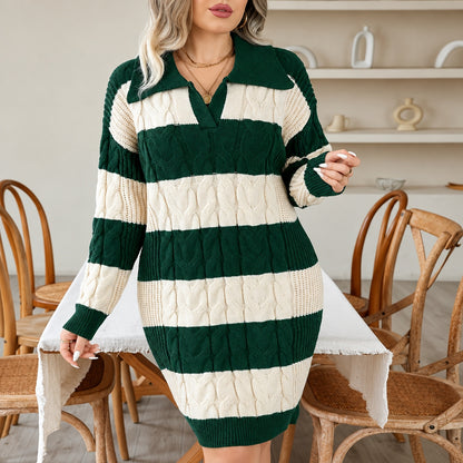 Femme enceinte portant la robe pull maternité rayée vert et blanc à col polo, vue de face assise à table