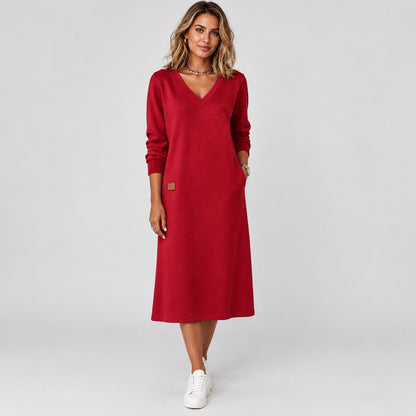 femme portant la robe rouge col v manches longues, vue de pied en pied