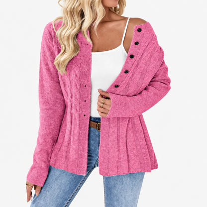 Cardigan féminin rose à peplum ajusté, porté sur un débardeur blanc en studio
