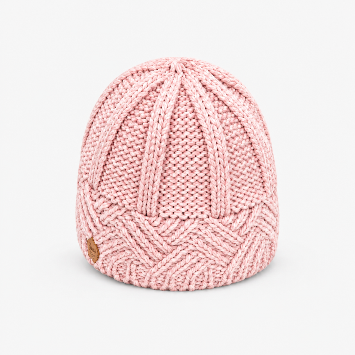 Bonnet en maille chunky côtelée rose, vue de face en studio