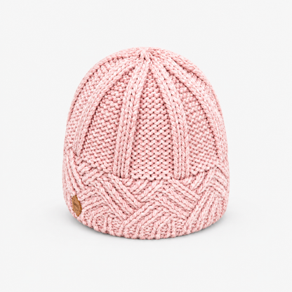 Bonnet en maille chunky côtelée rose, vue de face en studio