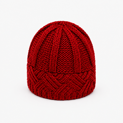 Bonnet en maille chunky côtelée rouge, vue de face en studio