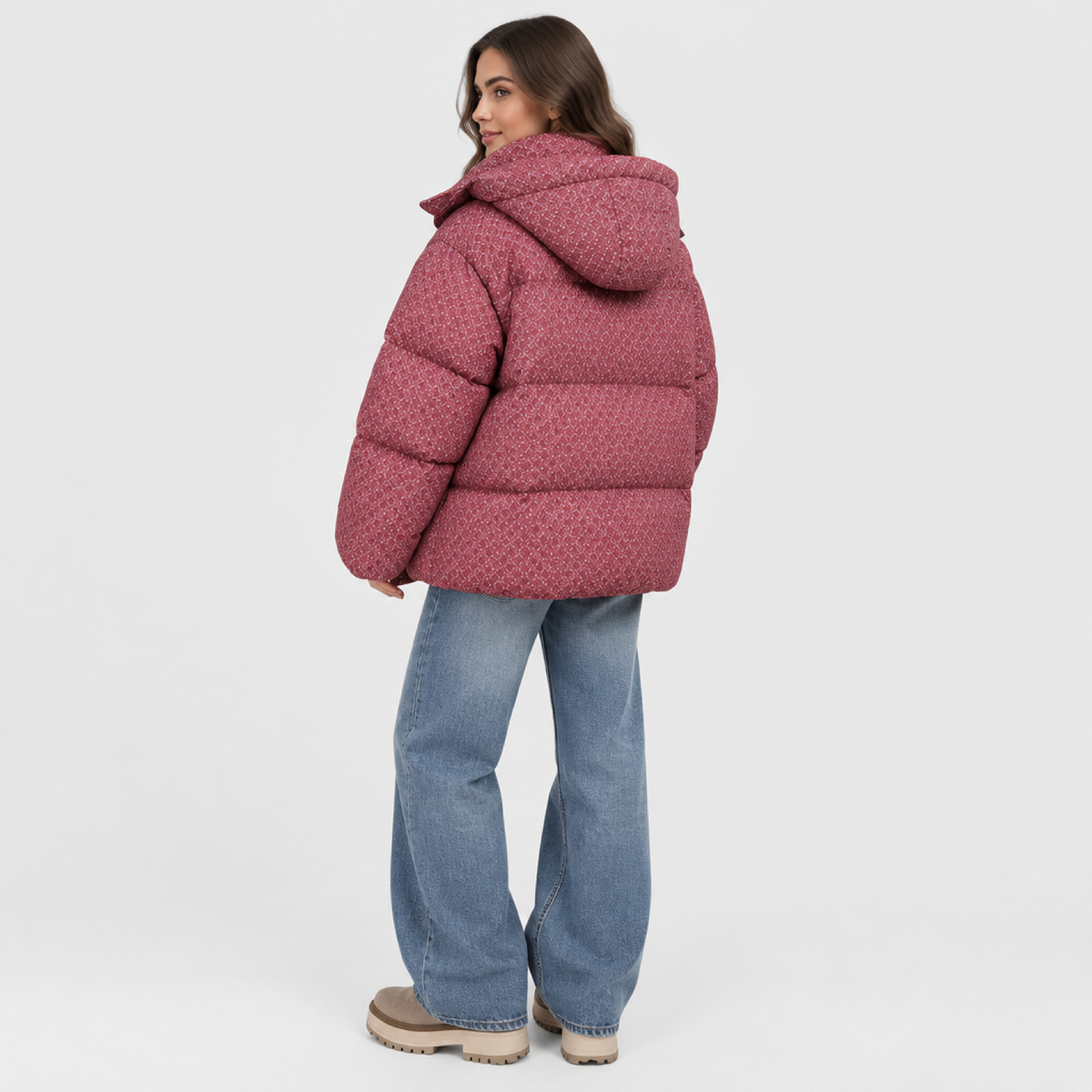 Veste matelassée imprimée rouge, capuche relevée, vue de dos trois-quarts