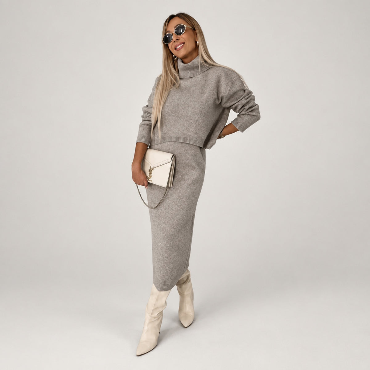 Ensemble maille beige femme – gros plan sur le pull col roulé et la robe midi
