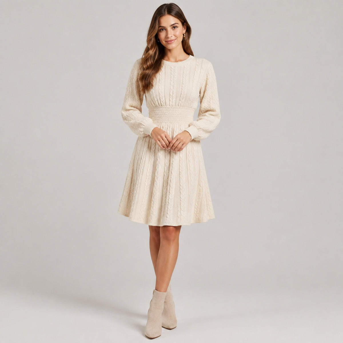 Robe pull torsadée beige, photo studio de face sur fond neutre