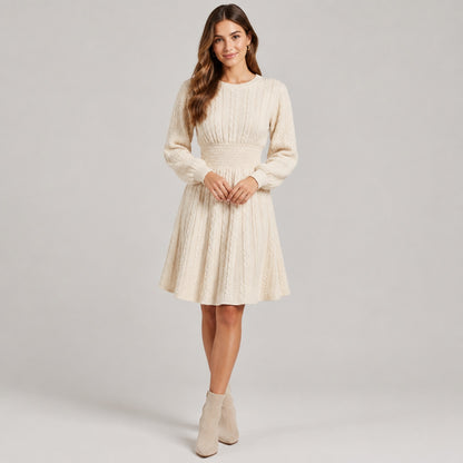 Robe pull torsadée beige, photo studio de face sur fond neutre