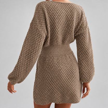 robe pull courte femme brun, photo studio, vue de dos