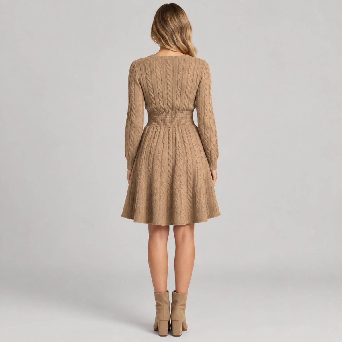 Robe pull torsadée kaki, photo studio vue de dos sur fond neutre