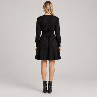Robe pull torsadée noire, photo studio vue de dos sur fond neutre