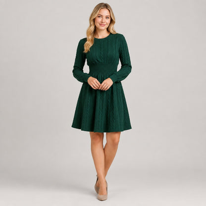 Robe pull torsadée vert foncé, photo studio de face sur fond neutre