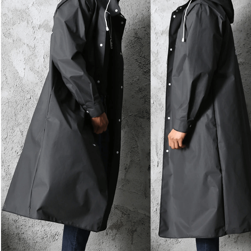 Imperméable long femme porté en ville sous la pluie