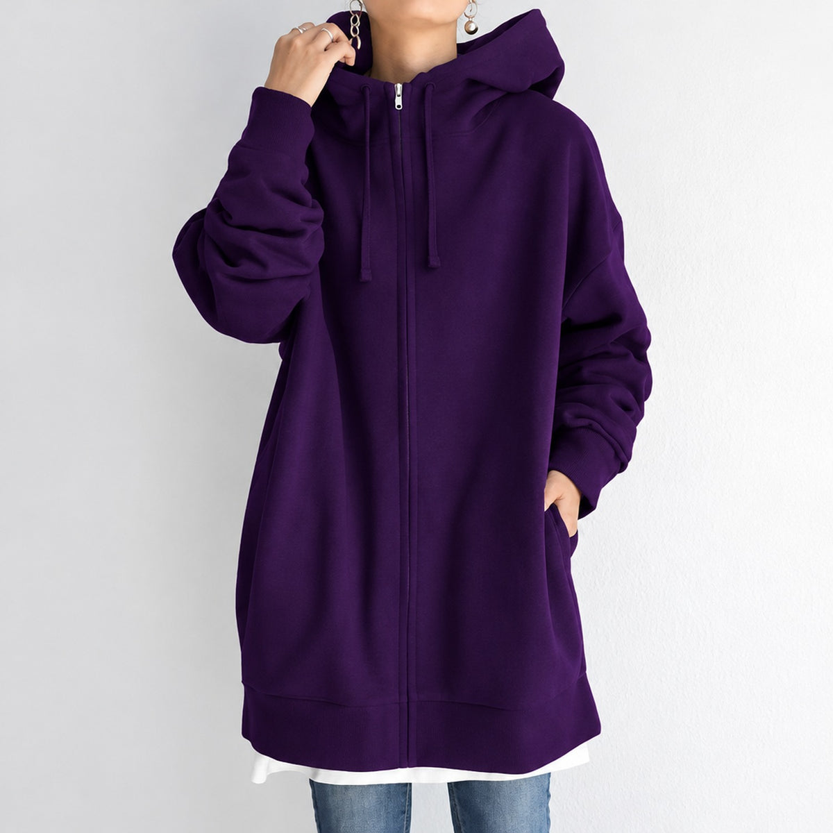 Sweat à capuche oversize femme coupe ample, coloris Violet Foncé, porté de face