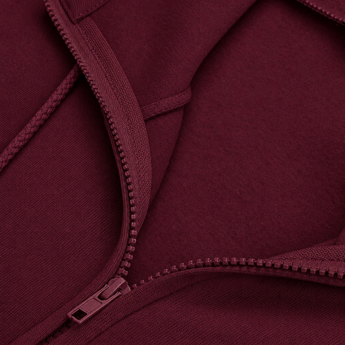 Sweat à capuche oversize femme coupe ample, coloris Bordeaux, porté de face