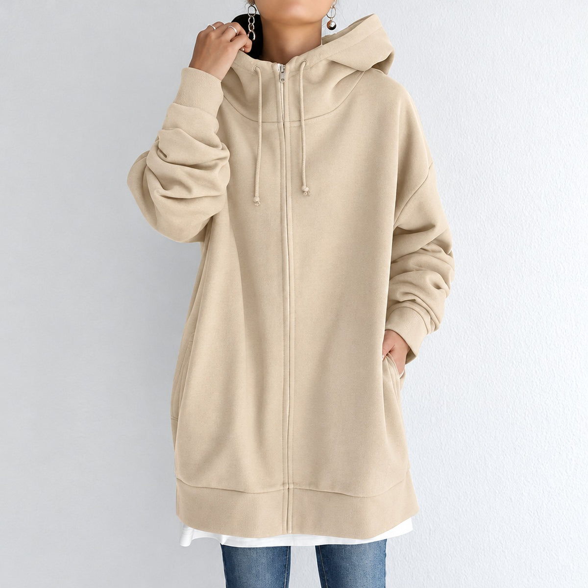 Sweat à capuche oversize femme coupe ample, coloris Beige, porté de face