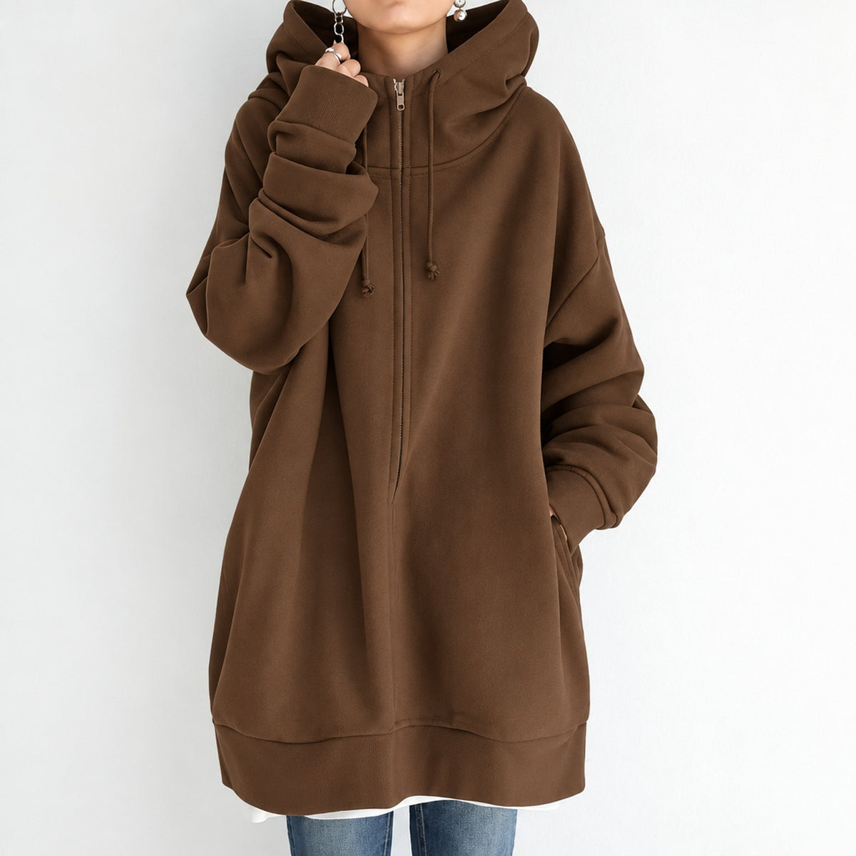 Sweat à capuche oversize femme coupe ample, coloris Marron, porté de face